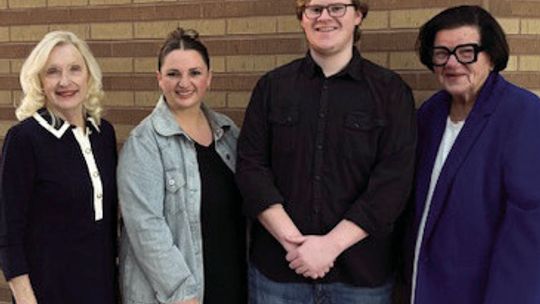 Area Seniors Chosen as DAR Good Citizens