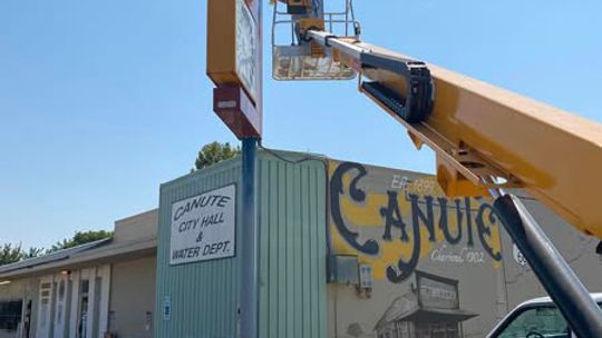 Big thanks to Painter Paula McRee for painting the Canute city hall clock pole and frame while we had the basket lift