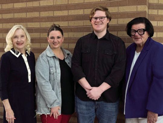 Area Seniors Chosen as DAR Good Citizens