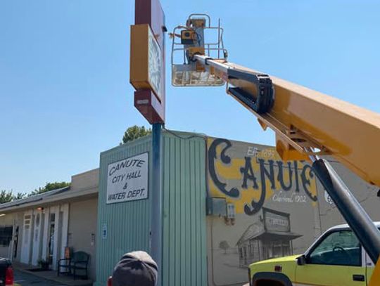Big thanks to Painter Paula McRee for painting the Canute city hall clock pole and frame while we had the basket lift