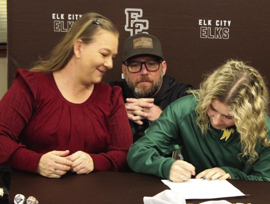 Elk City High School senior signs letter of intent with Western Oklahoma State College