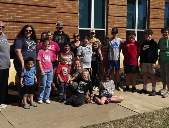 Sayre 4-H plant flowers at Beckham County Courthouse