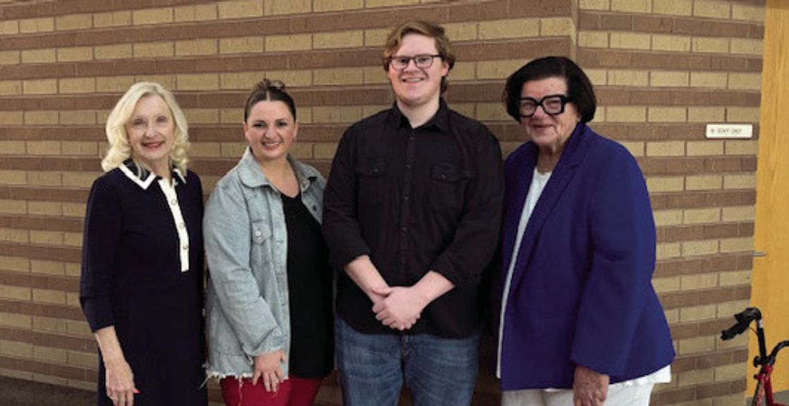 Area Seniors Chosen as DAR Good Citizens