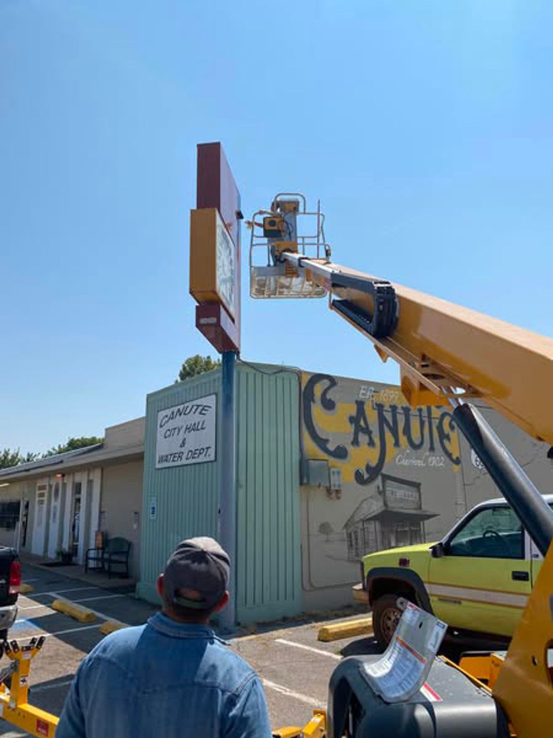 Big thanks to Painter Paula McRee for painting the Canute city hall clock pole and frame while we had the basket lift